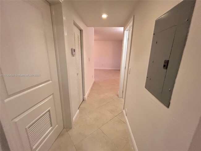 Building Photo - 2880 Pine Tree Dr