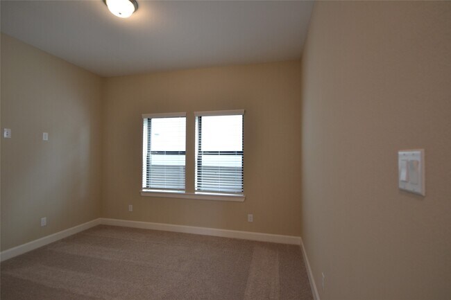 Building Photo - 3207 Kindred Wy