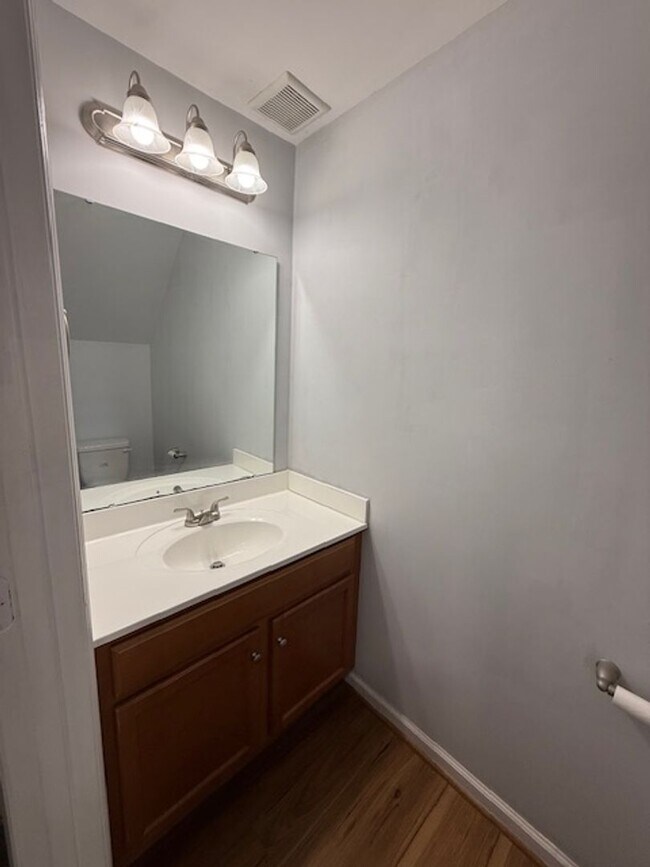 Building Photo - Townhome in Midway Park - Boyington Place!
