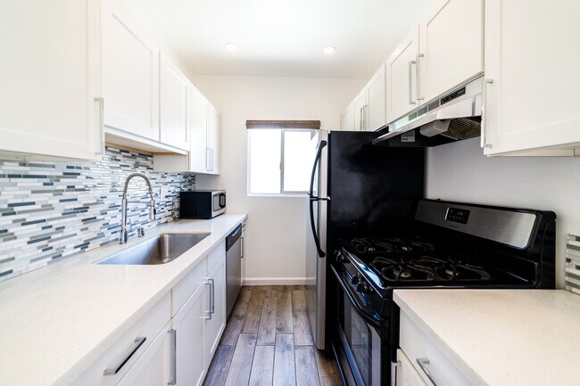 Building Photo - 319 Heliotrope Dr