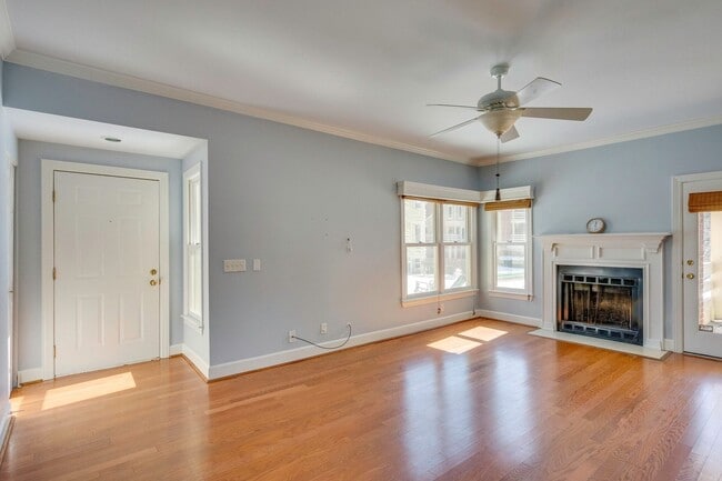 Building Photo - Spacious 2BR/2BA End Unit Condo in Desirab...