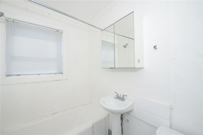 Building Photo - 206 S Sims Ave