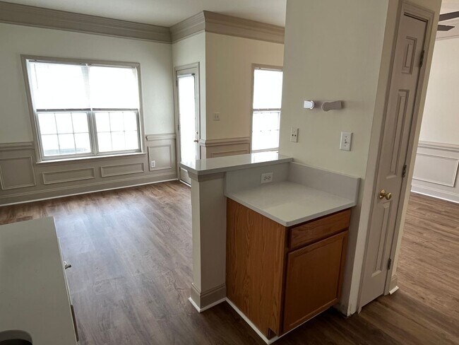 Building Photo - Refreshed 2 Bed Townhome in South Charlott...