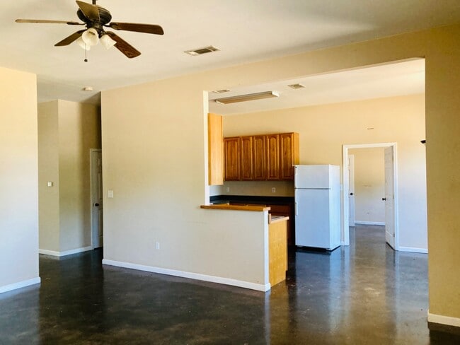 Building Photo - 230 CR 122