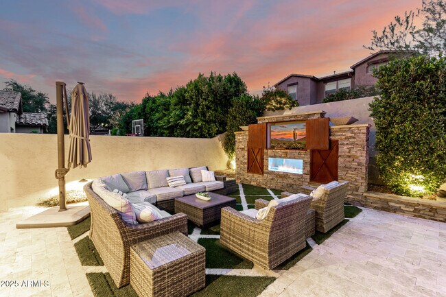 Building Photo - 9250 E Via De Vaquero Dr