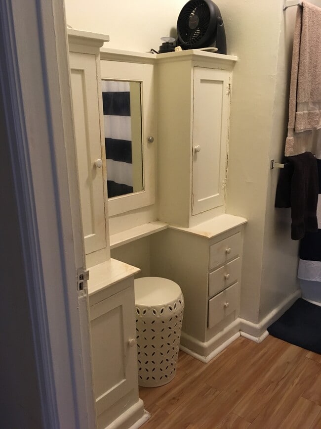 Building Photo - 466 N Orange Grove Ave