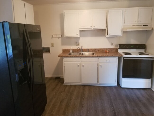 Building Photo - 3- Bedroom & 1- Bath