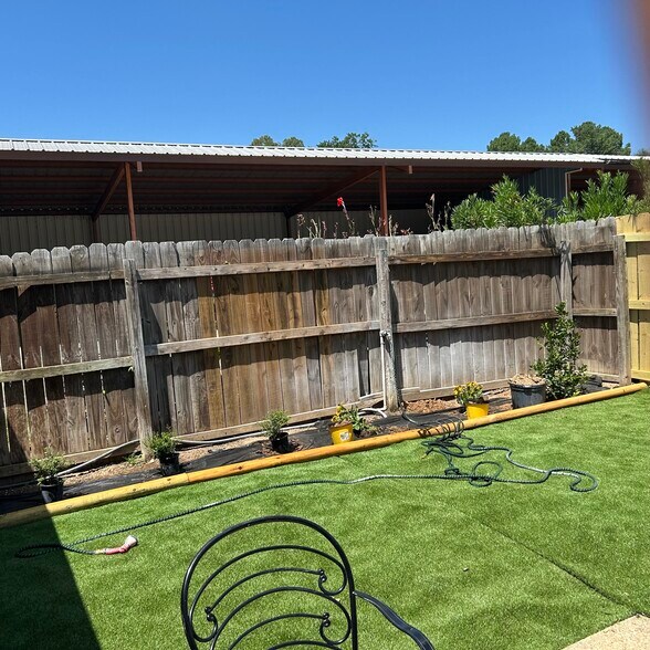 Fenced courtyard - 17140 FM 344 W