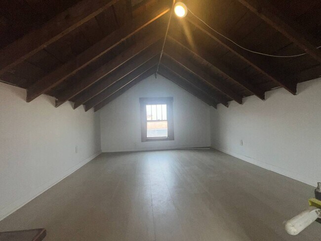 Building Photo - 1055 W 12th St