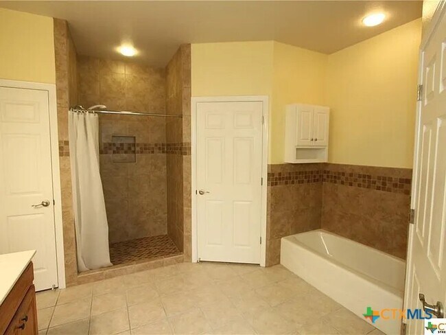 Building Photo - 2614 Fairwood Dr