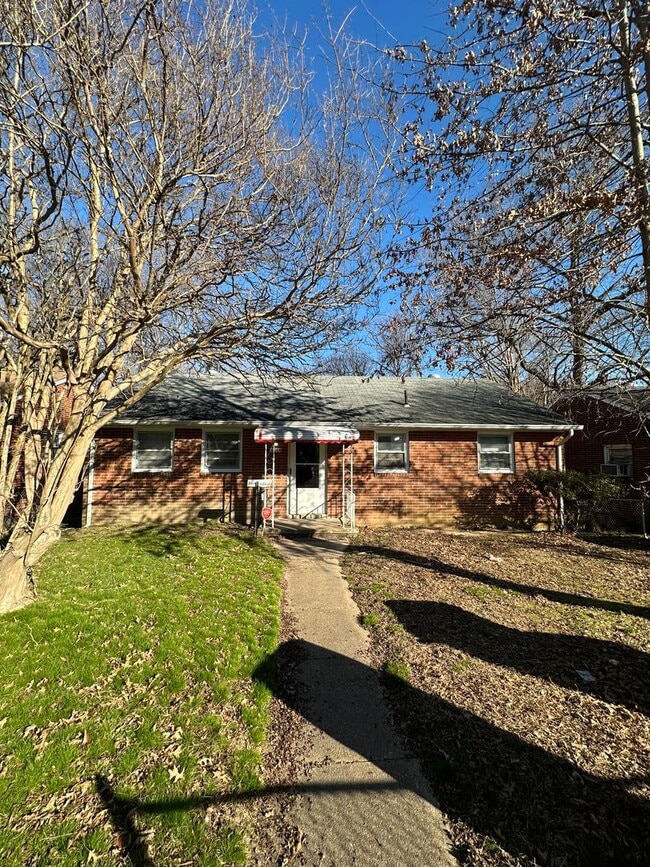 Building Photo - 3 bedroom house in Fulton Hill! Laundry, Central HVAC All electric, big fenced yard, hardwoods