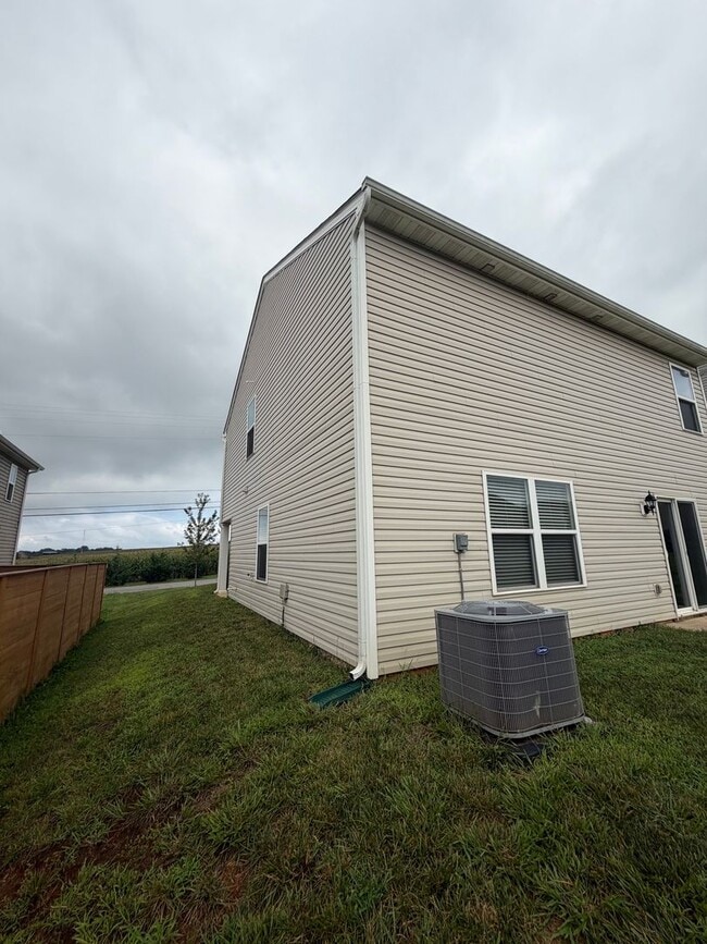 Building Photo - 2320 Beacon Rd