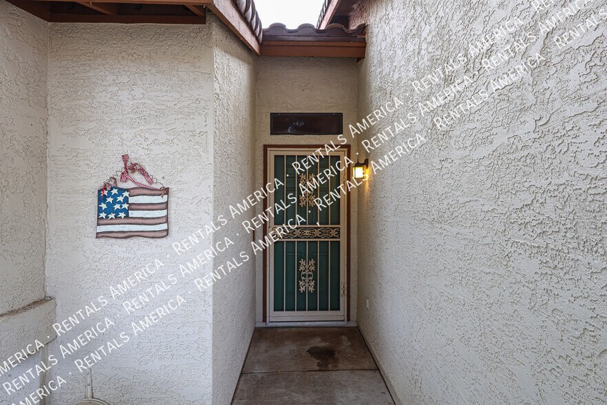 Building Photo - 9123 N 68th Dr