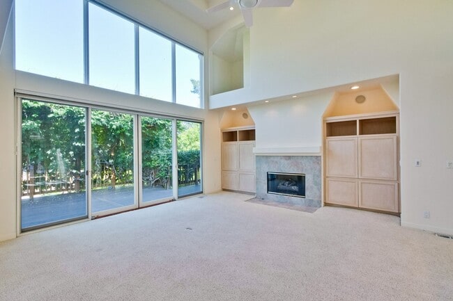 Building Photo - Large 3,767 sqft home on a 10,000 sqft lot- 2 bed located on 1st floor w/ separate entrance - Top...