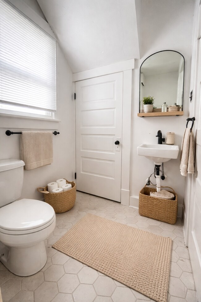 Building Photo - Space, Comfort & Location—Minutes from Ball State