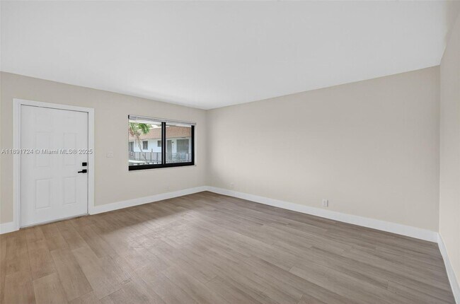 Building Photo - 615 NE 26th St