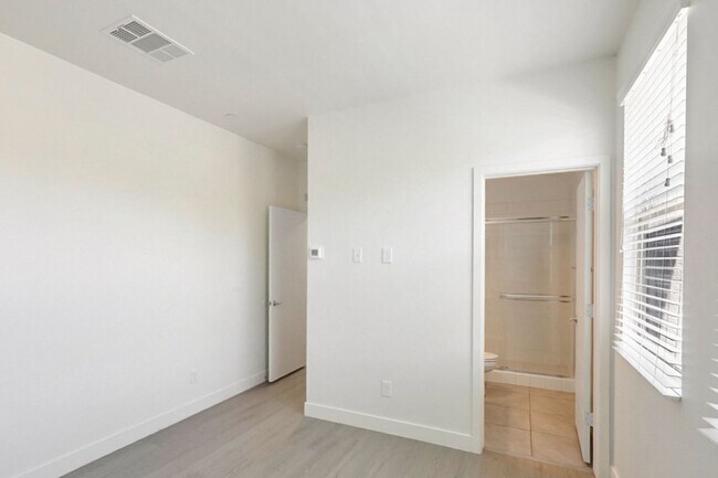 Building Photo - Summerlin Beauty With Bed and Bath On 1st Floor