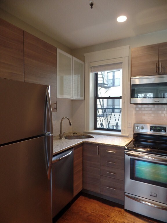 Building Photo - 61 Park Dr