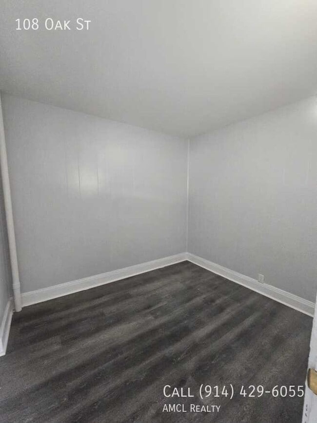 Building Photo - 108 Oak St