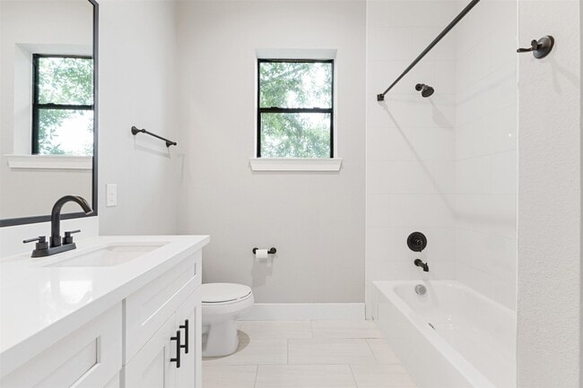 Building Photo - 806 E 39th St