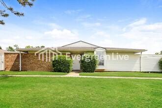 Building Photo - 5841 Troy Villa Blvd