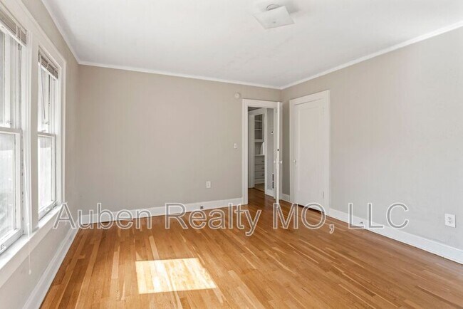 Building Photo - 5305 Charlotte St