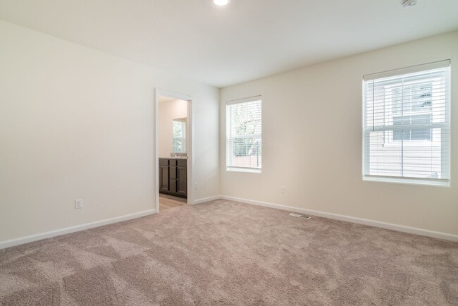 Building Photo - Super clean & spacious 4-bdrm/3-bath townhome in NE—Attached garage, great location