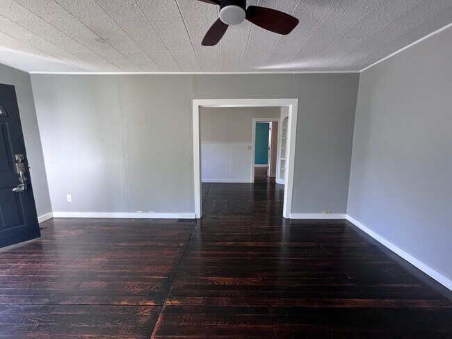 Building Photo - Adorable 2 bedroom with a bonus room!