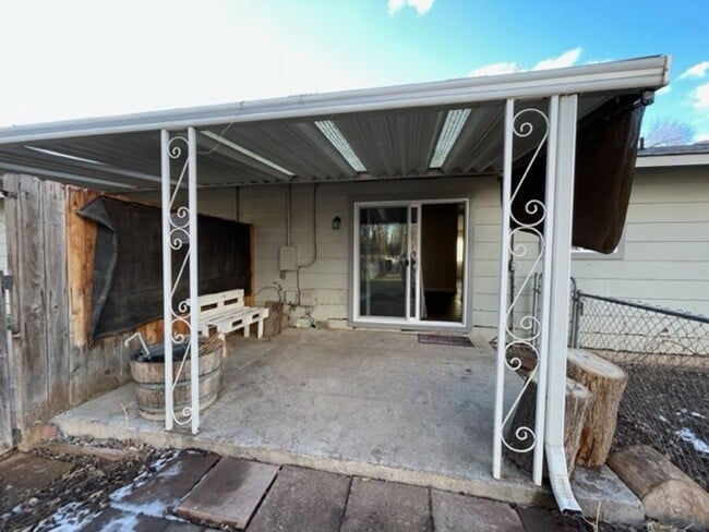 Building Photo - Redlands 3 bed 1.5 bath with yard