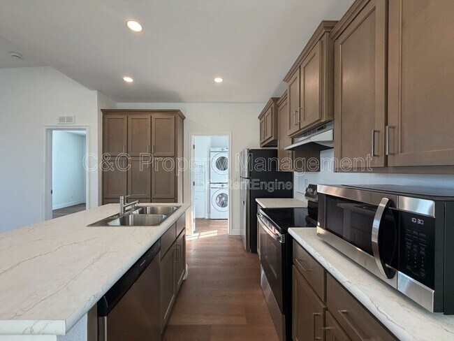 Building Photo - 759 W Chase Ave