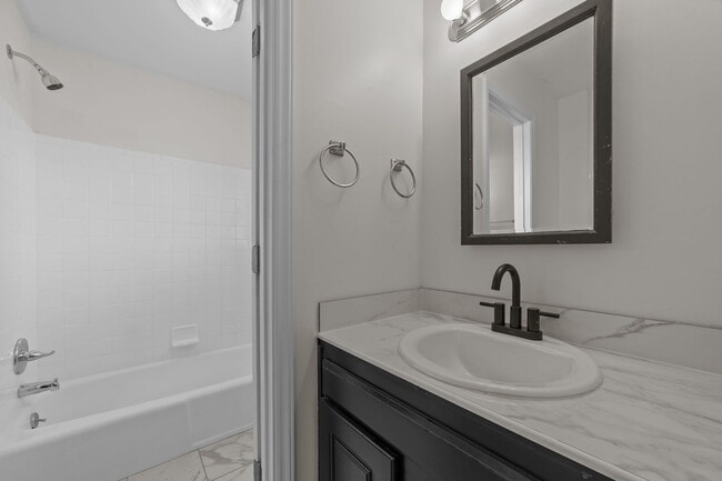 Building Photo - 340 Circle Dr