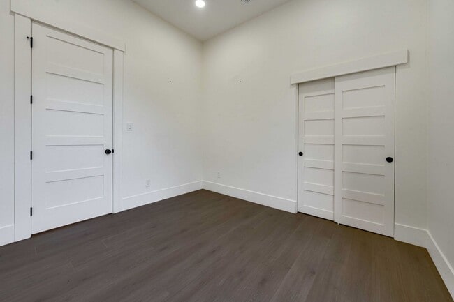 Building Photo - Fully Updated 2BR/2BA Victorian with Priva...