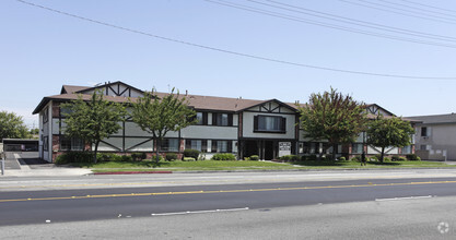 Building Photo - Dove Manor