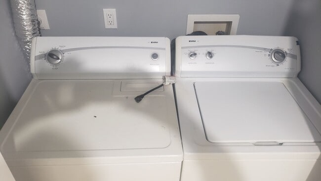 Building Photo - Delightful 3br 3ba Townhome in Chapel Hill...