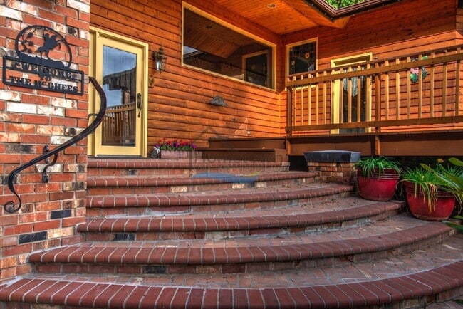 Building Photo - Custom Country Home With Spectacular Views...