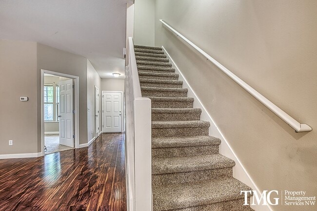 Building Photo - Gorgeous Four Bedroom Townhome in Hillsboro!