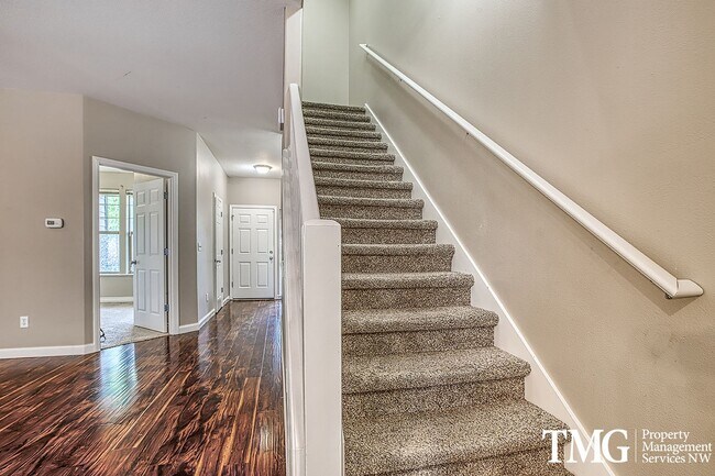 Building Photo - Wonderful 4 bed 2.5 Bath Townhome in Hills...