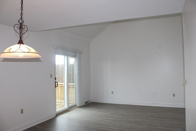 Building Photo - 2 Bedroom Townhome with Attached Garage