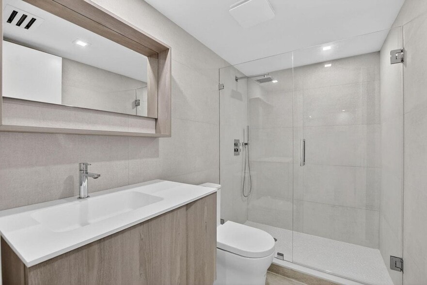 Building Photo - 7835 Lakeside Blvd