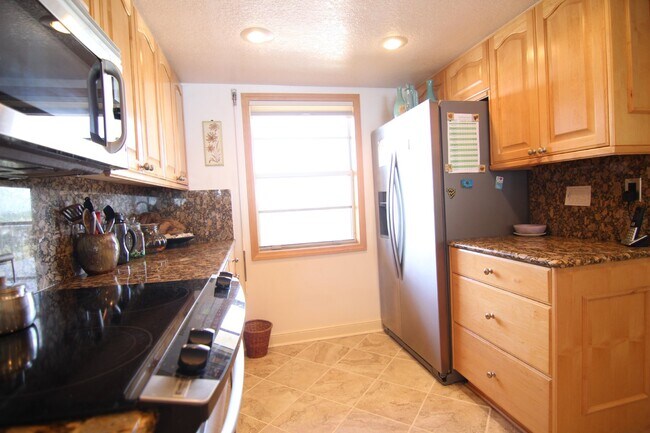 Building Photo - REEF CONDO DIRECT OCEAN FRONT