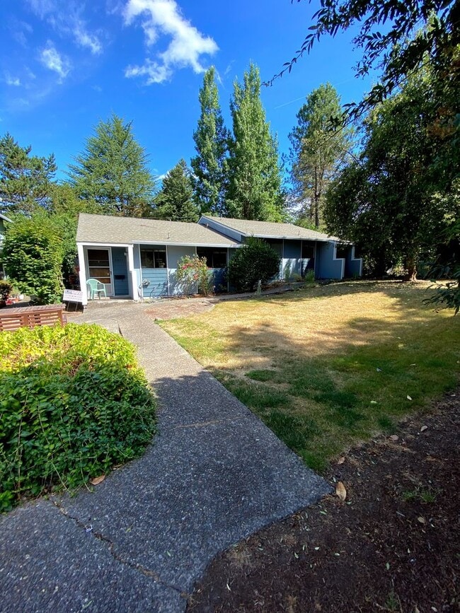 Building Photo - Large, Updated 2 Bedroom, 1.5 bath Townouse in Lovely Multnomah Village