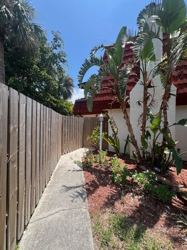 Building Photo - 2 Bedroom/2 Bathrrom Townhouse Close to Fo...