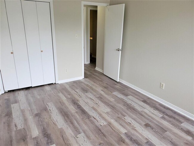 Building Photo - 936 Holbech Ln