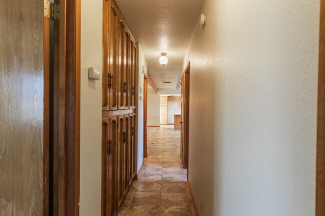 Building Photo - 3 bed, 2 bath home AVAILABLE NOW FOR RENT! $1,800/month.