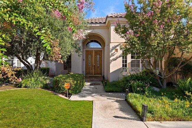 Building Photo - Spacious 3 Bedroom + Office in Seven Oaks ...