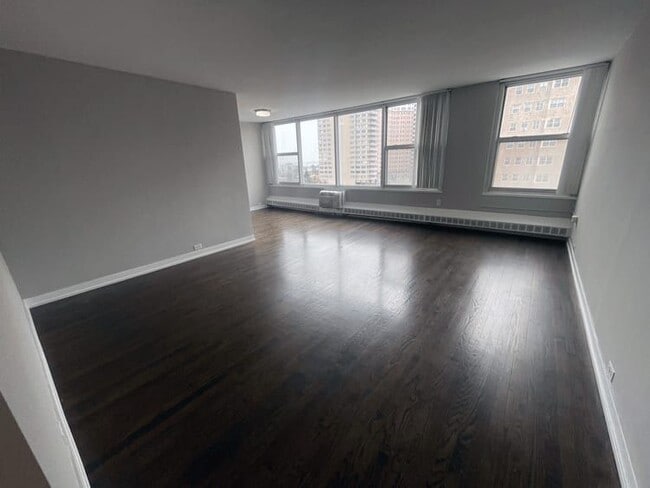 Building Photo - 5650 N Sheridan Rd