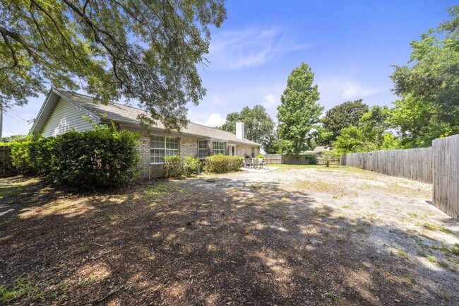 Building Photo - 406 Shorewood Cir