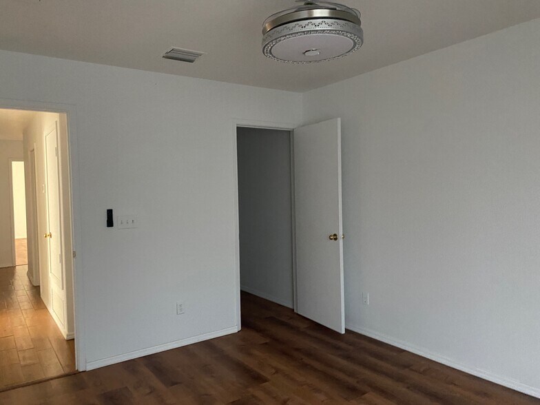 Building Photo - 5028 W Hurston Dr