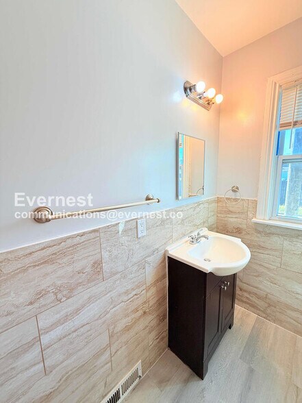 Building Photo - 2484 Woodmere St