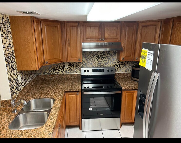 Kitchen - 495 W Park Dr
